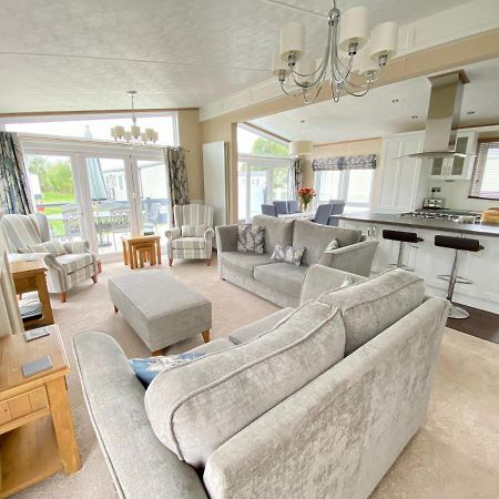 Wildflower, Premium Plus Hot Tub Lodge South Cerney Exteriör bild