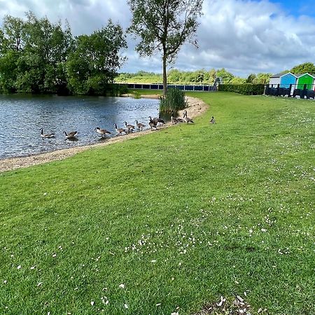 Wildflower, Premium Plus Hot Tub Lodge South Cerney Exteriör bild