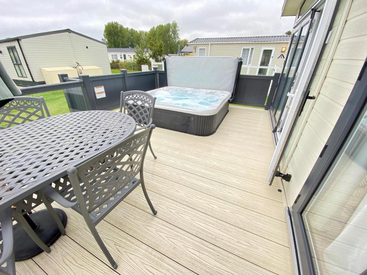 Wildflower, Premium Plus Hot Tub Lodge South Cerney Exteriör bild