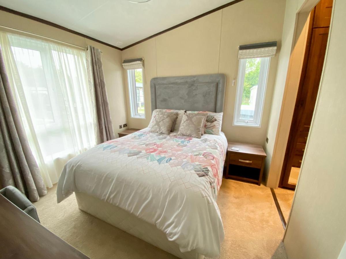 Wildflower, Premium Plus Hot Tub Lodge South Cerney Exteriör bild
