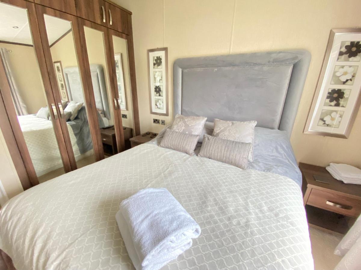 Wildflower, Premium Plus Hot Tub Lodge South Cerney Exteriör bild