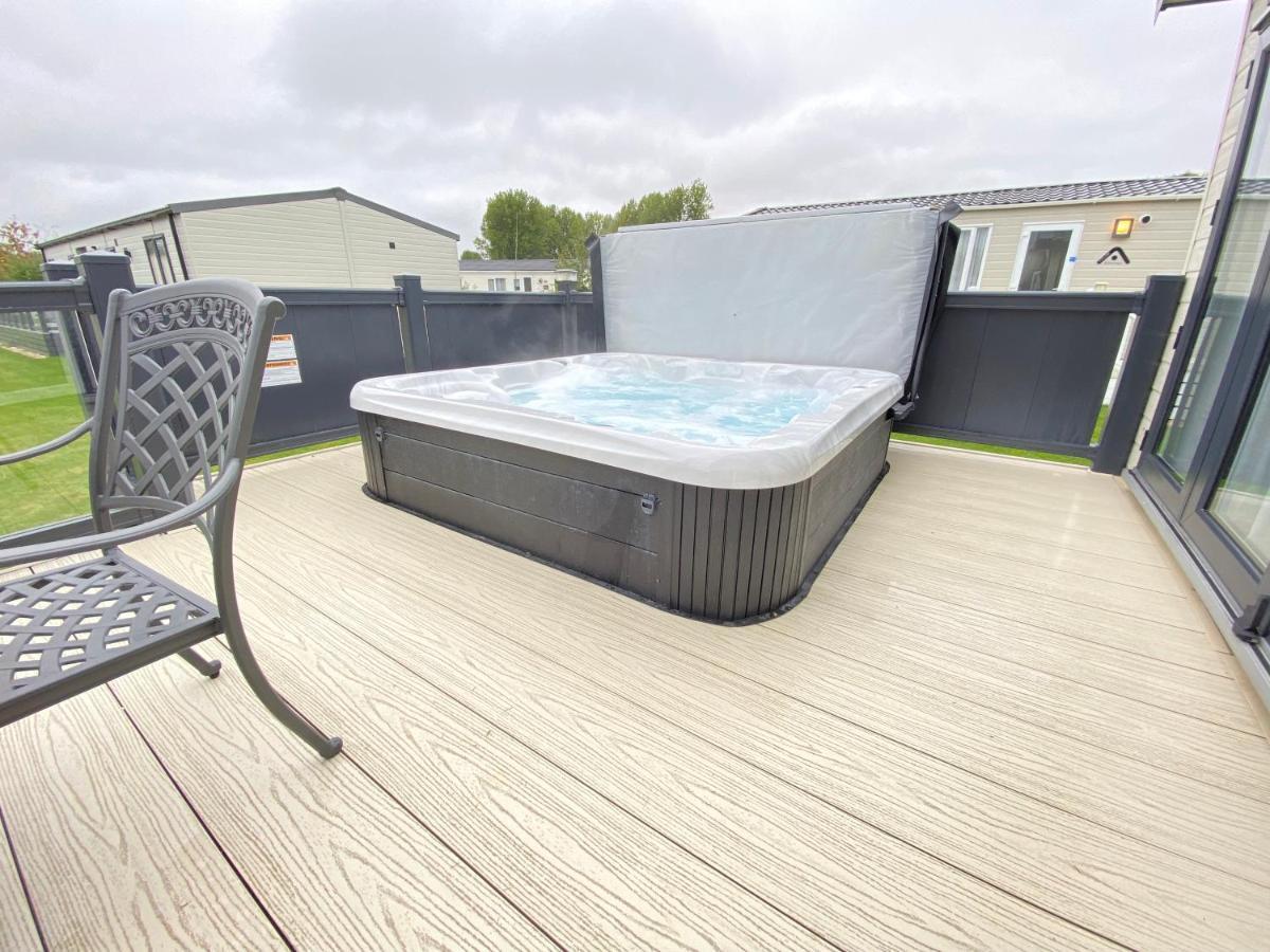 Wildflower, Premium Plus Hot Tub Lodge South Cerney Exteriör bild