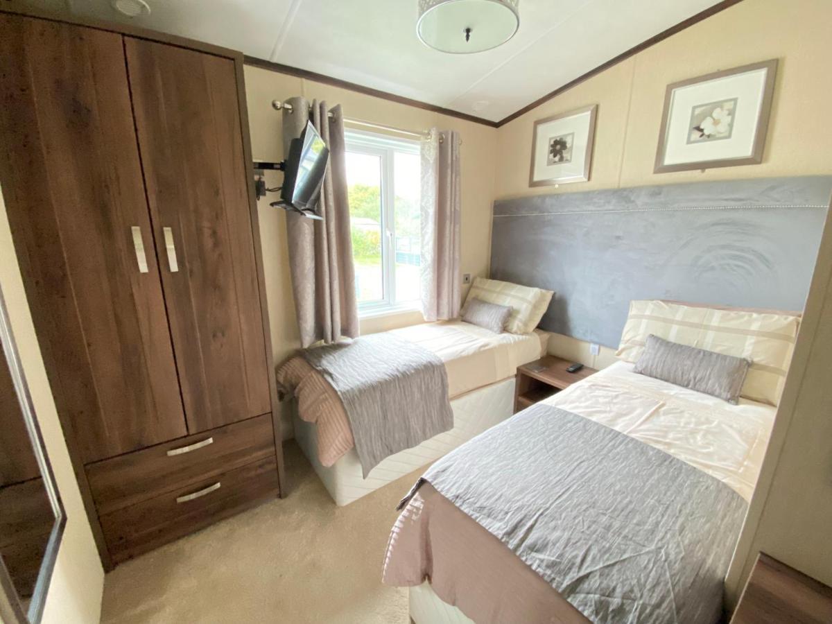 Wildflower, Premium Plus Hot Tub Lodge South Cerney Exteriör bild