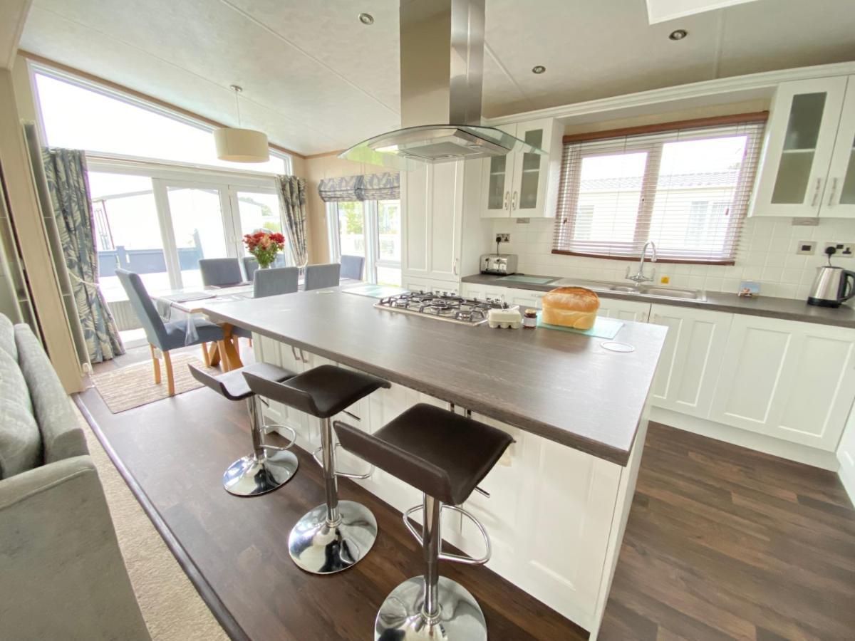 Wildflower, Premium Plus Hot Tub Lodge South Cerney Exteriör bild
