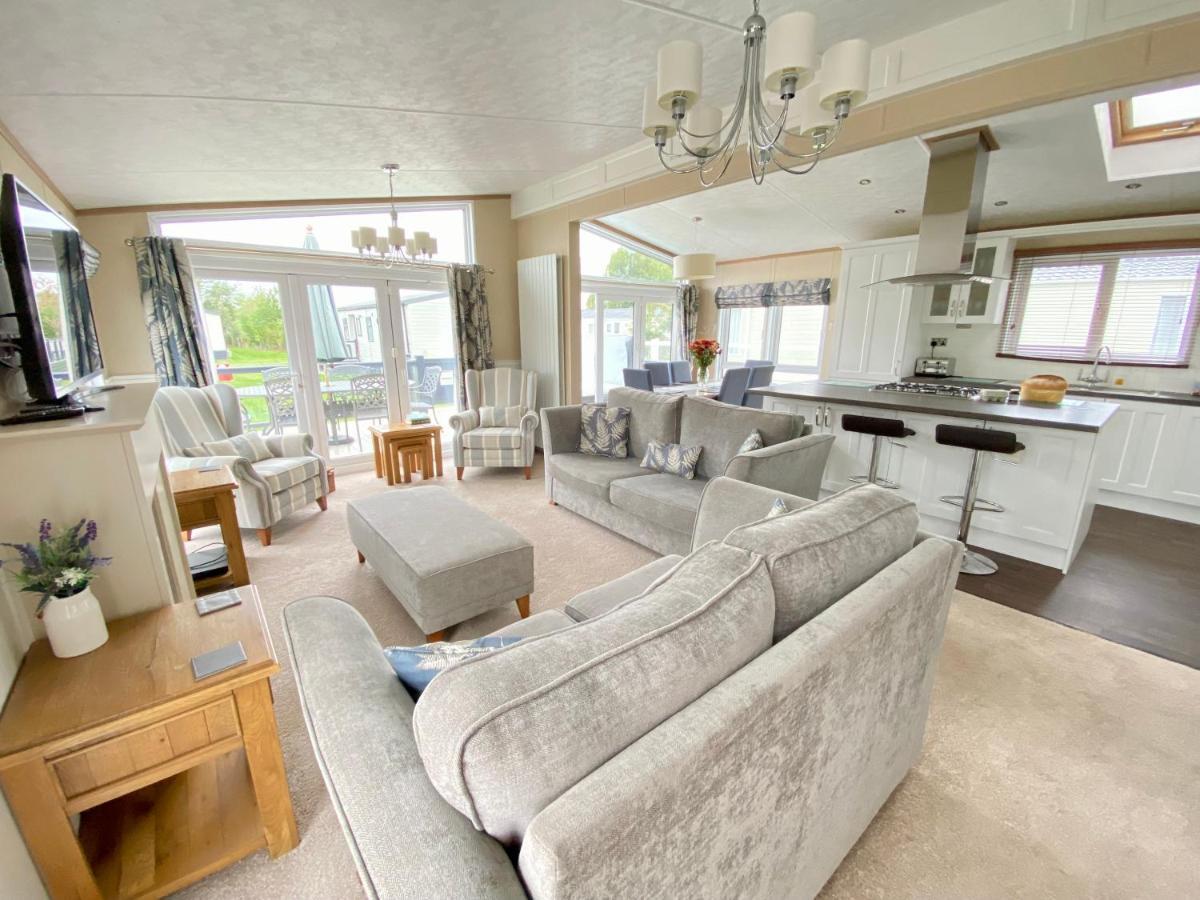 Wildflower, Premium Plus Hot Tub Lodge South Cerney Exteriör bild