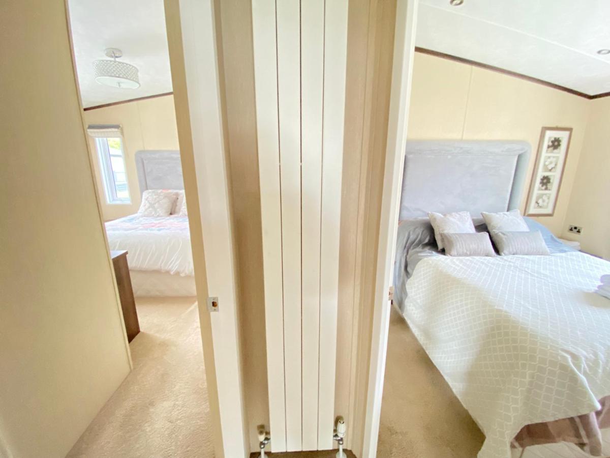 Wildflower, Premium Plus Hot Tub Lodge South Cerney Exteriör bild