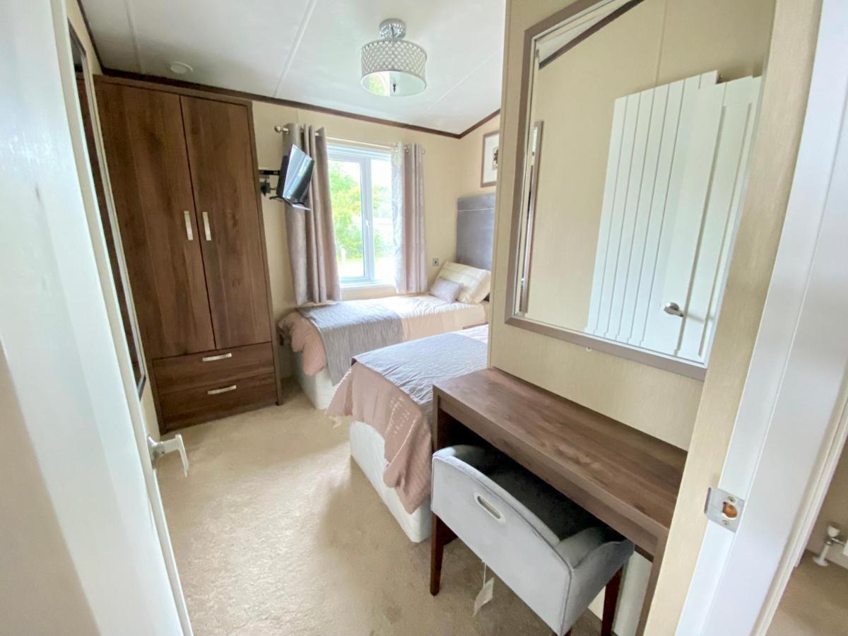 Wildflower, Premium Plus Hot Tub Lodge South Cerney Exteriör bild