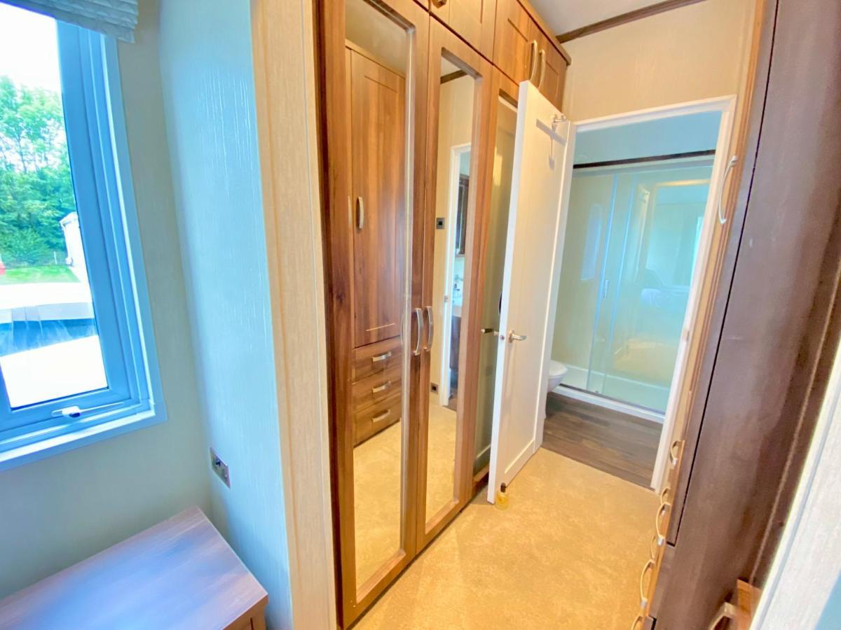 Wildflower, Premium Plus Hot Tub Lodge South Cerney Exteriör bild