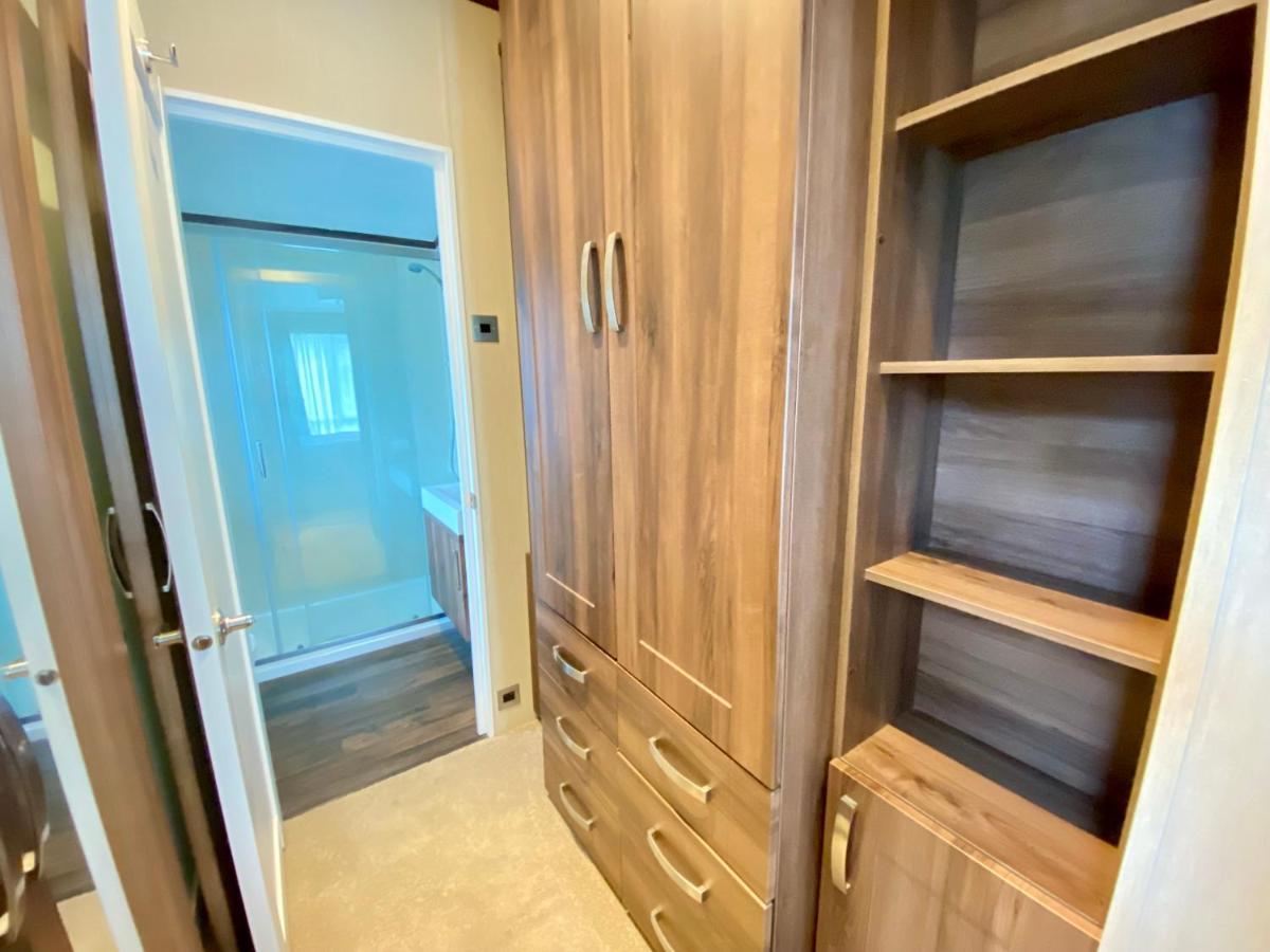 Wildflower, Premium Plus Hot Tub Lodge South Cerney Exteriör bild