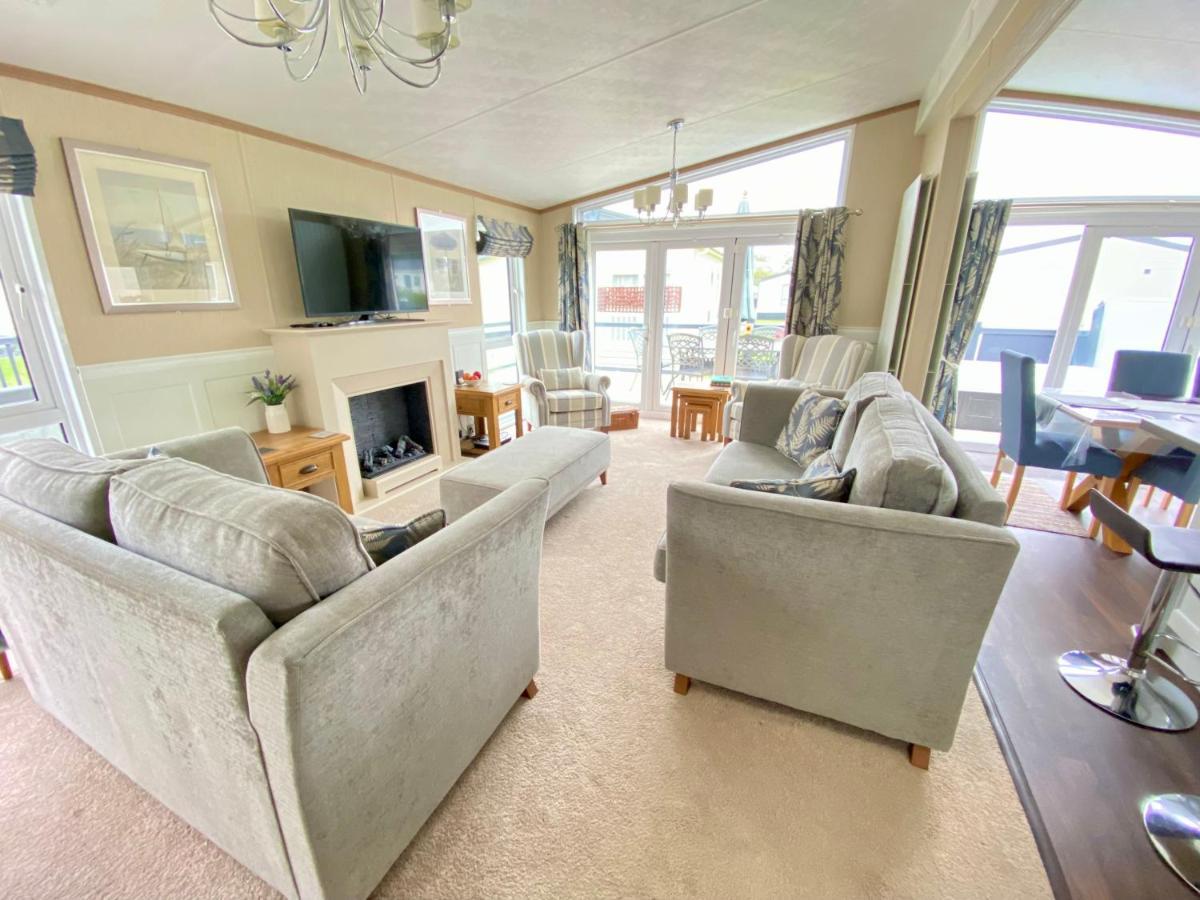 Wildflower, Premium Plus Hot Tub Lodge South Cerney Exteriör bild