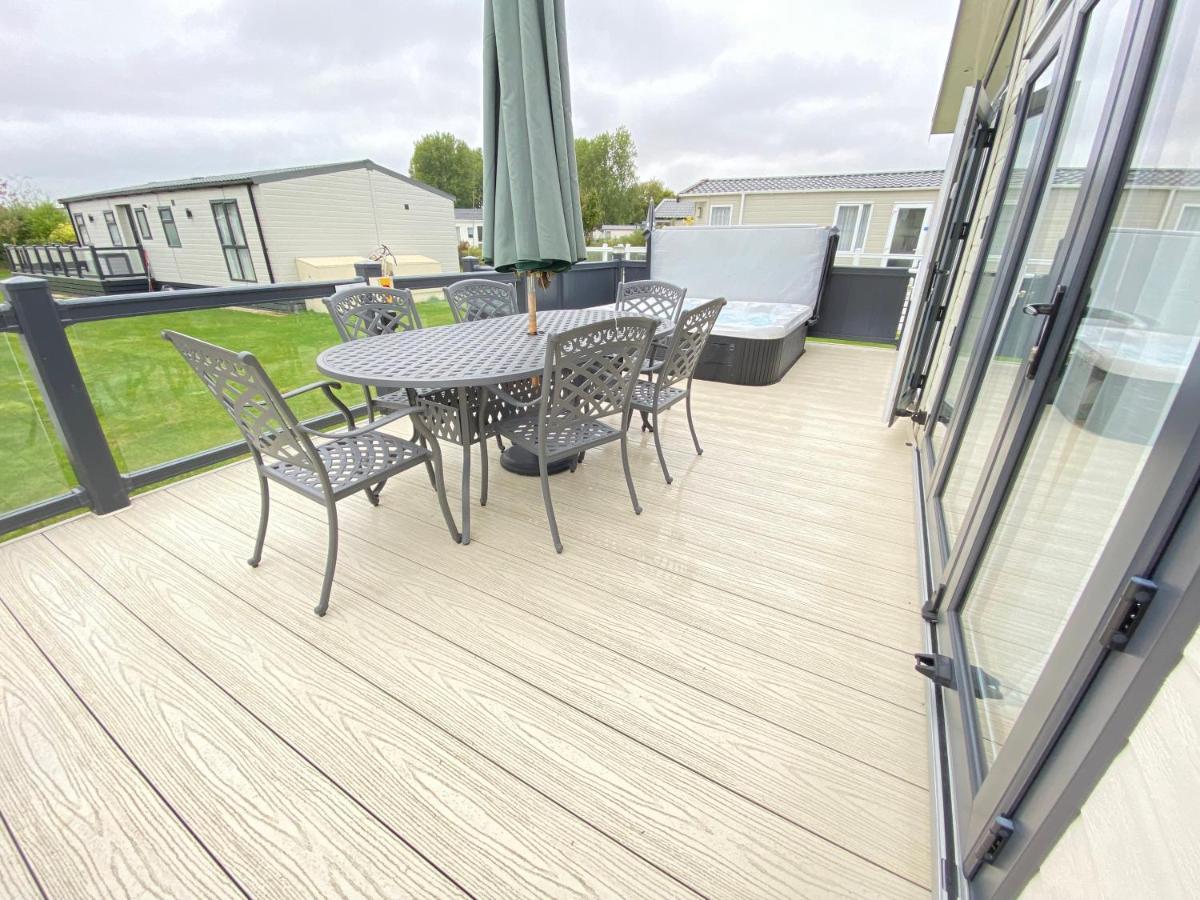 Wildflower, Premium Plus Hot Tub Lodge South Cerney Exteriör bild