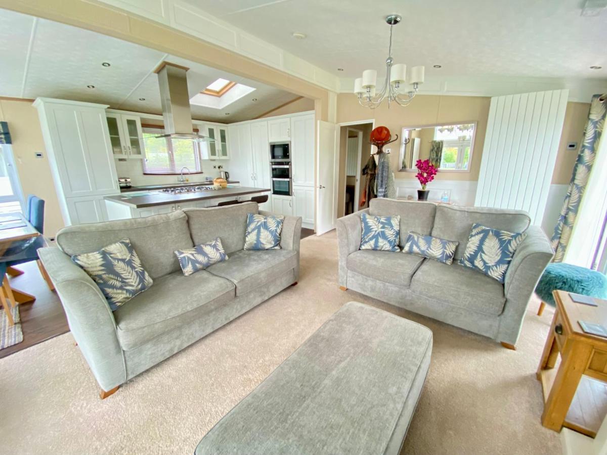 Wildflower, Premium Plus Hot Tub Lodge South Cerney Exteriör bild