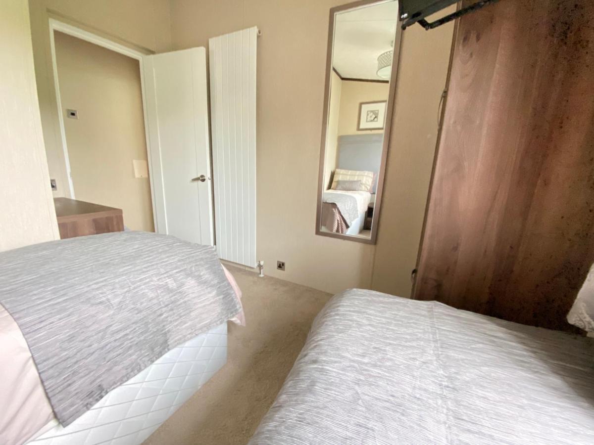 Wildflower, Premium Plus Hot Tub Lodge South Cerney Exteriör bild
