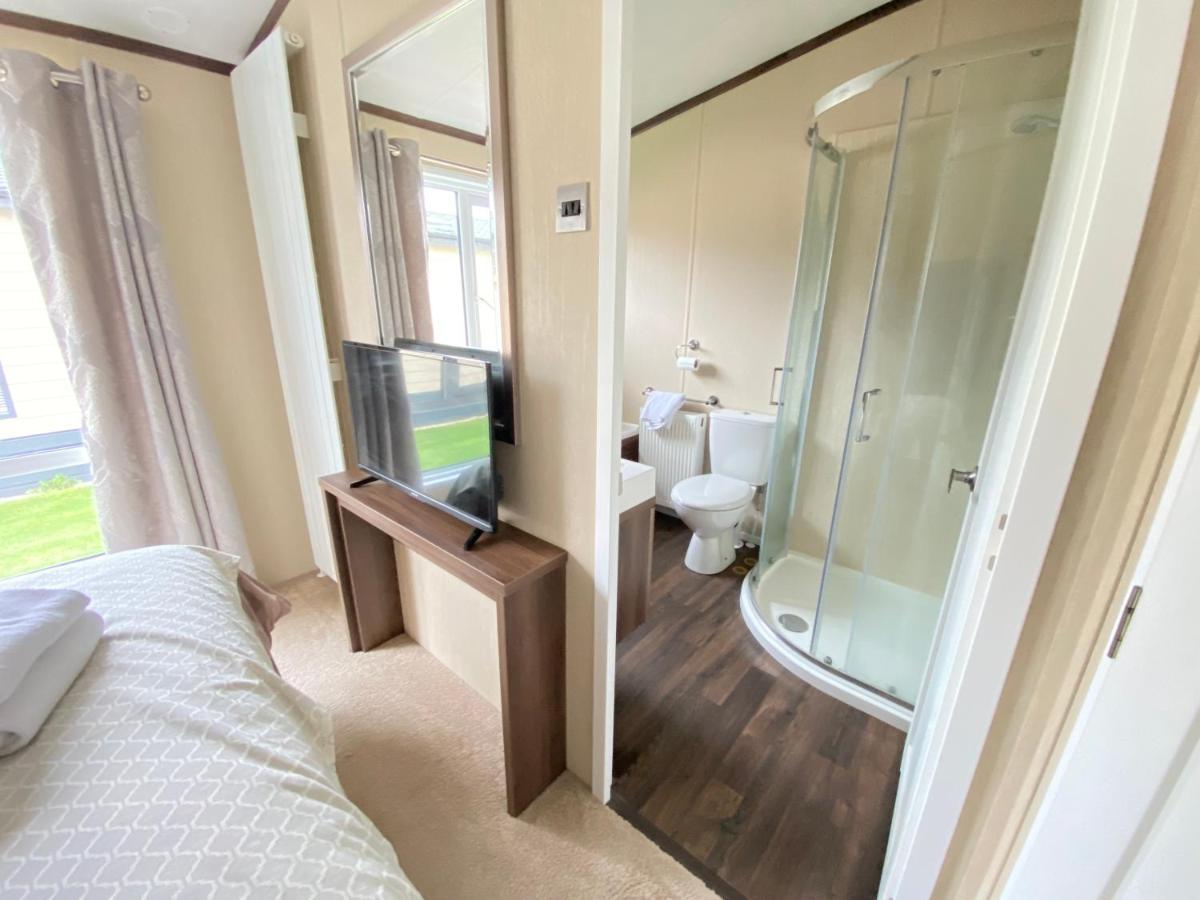 Wildflower, Premium Plus Hot Tub Lodge South Cerney Exteriör bild