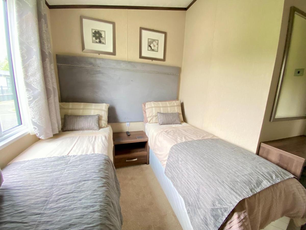 Wildflower, Premium Plus Hot Tub Lodge South Cerney Exteriör bild