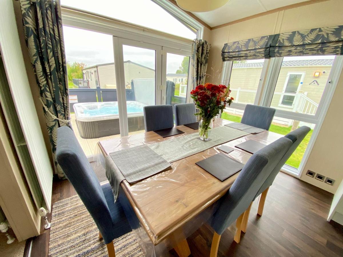 Wildflower, Premium Plus Hot Tub Lodge South Cerney Exteriör bild