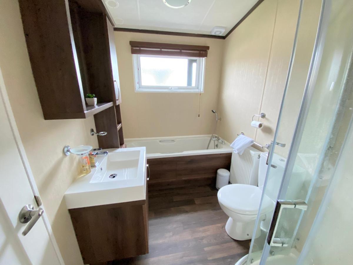 Wildflower, Premium Plus Hot Tub Lodge South Cerney Exteriör bild