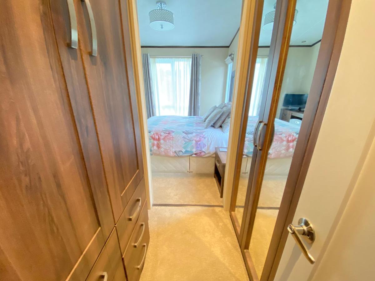 Wildflower, Premium Plus Hot Tub Lodge South Cerney Exteriör bild