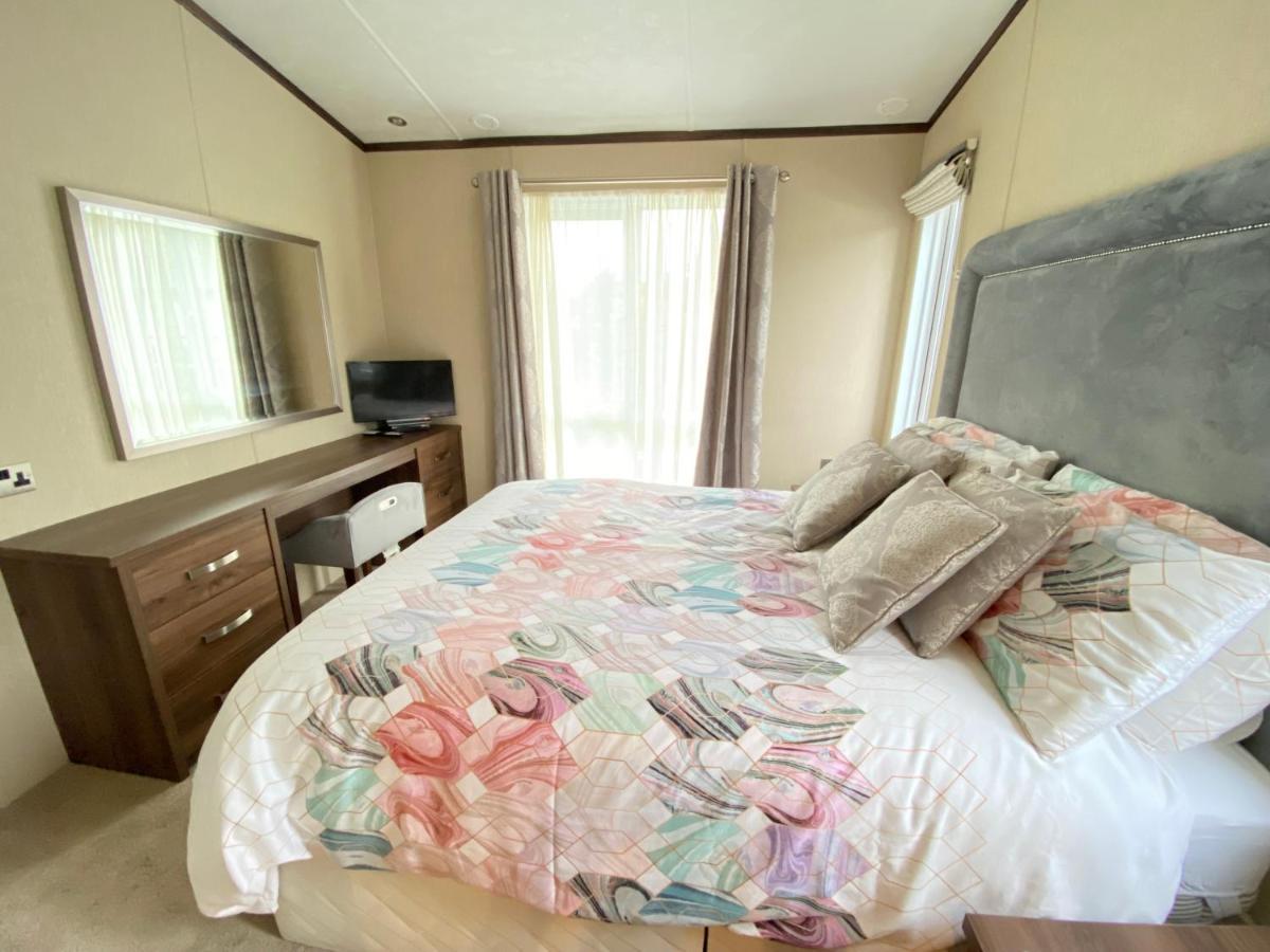 Wildflower, Premium Plus Hot Tub Lodge South Cerney Exteriör bild