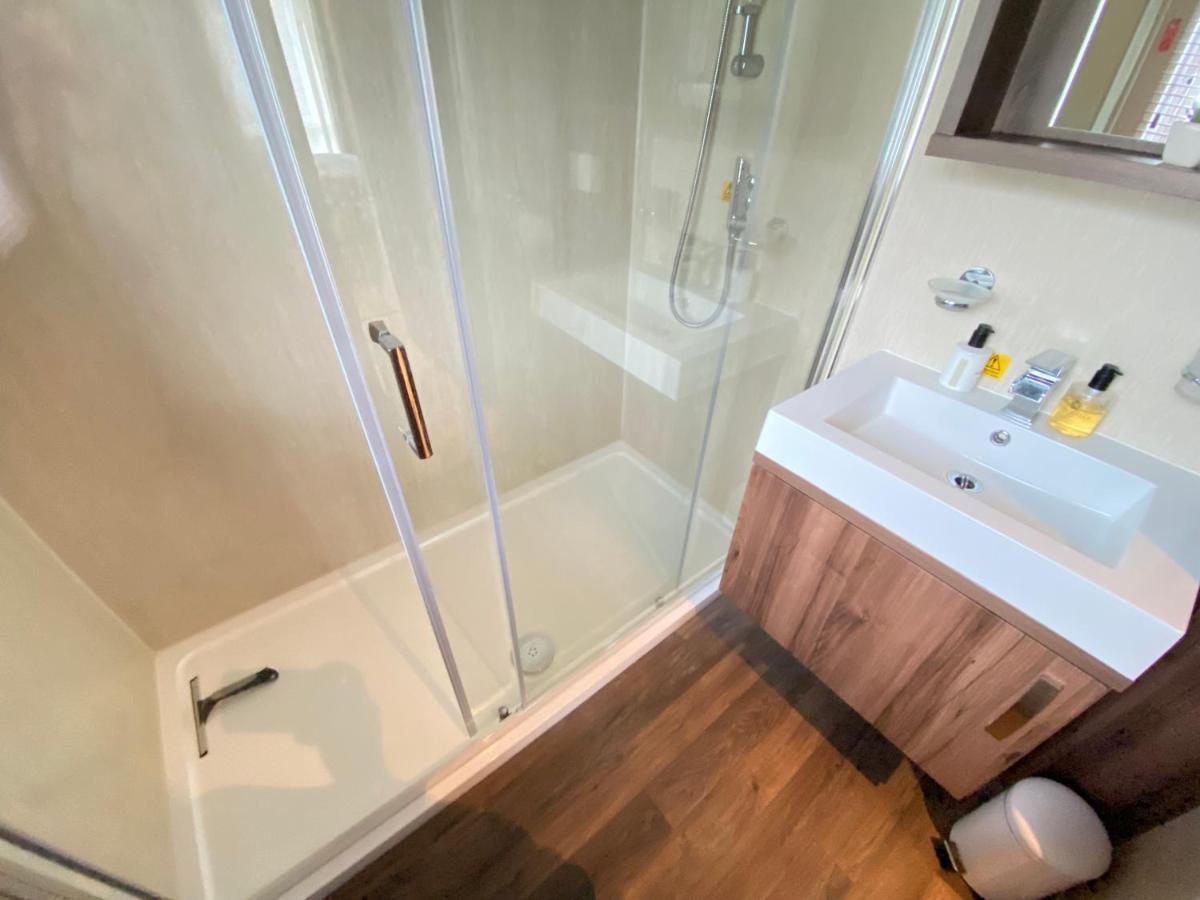 Wildflower, Premium Plus Hot Tub Lodge South Cerney Exteriör bild