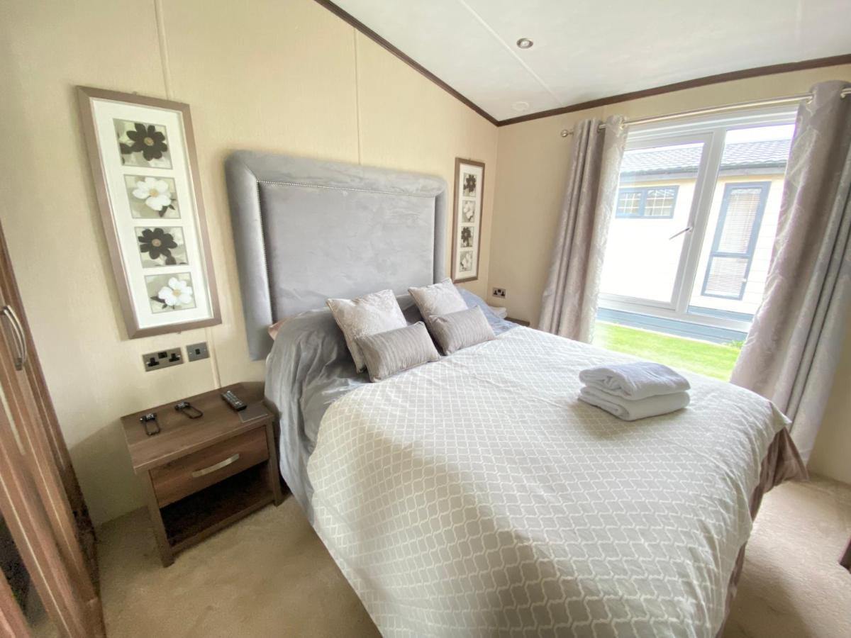 Wildflower, Premium Plus Hot Tub Lodge South Cerney Exteriör bild