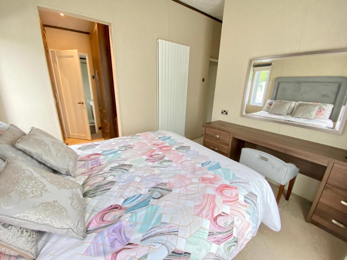 Wildflower, Premium Plus Hot Tub Lodge South Cerney Exteriör bild