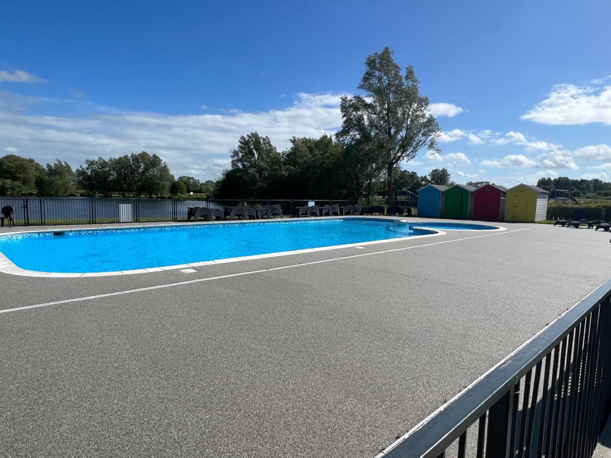 Wildflower, Premium Plus Hot Tub Lodge South Cerney Exteriör bild