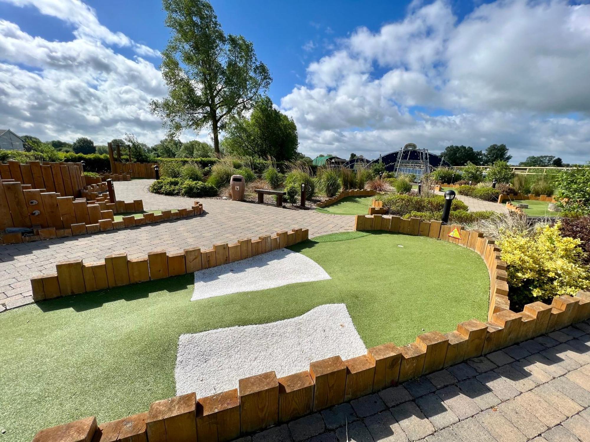 Wildflower, Premium Plus Hot Tub Lodge South Cerney Exteriör bild