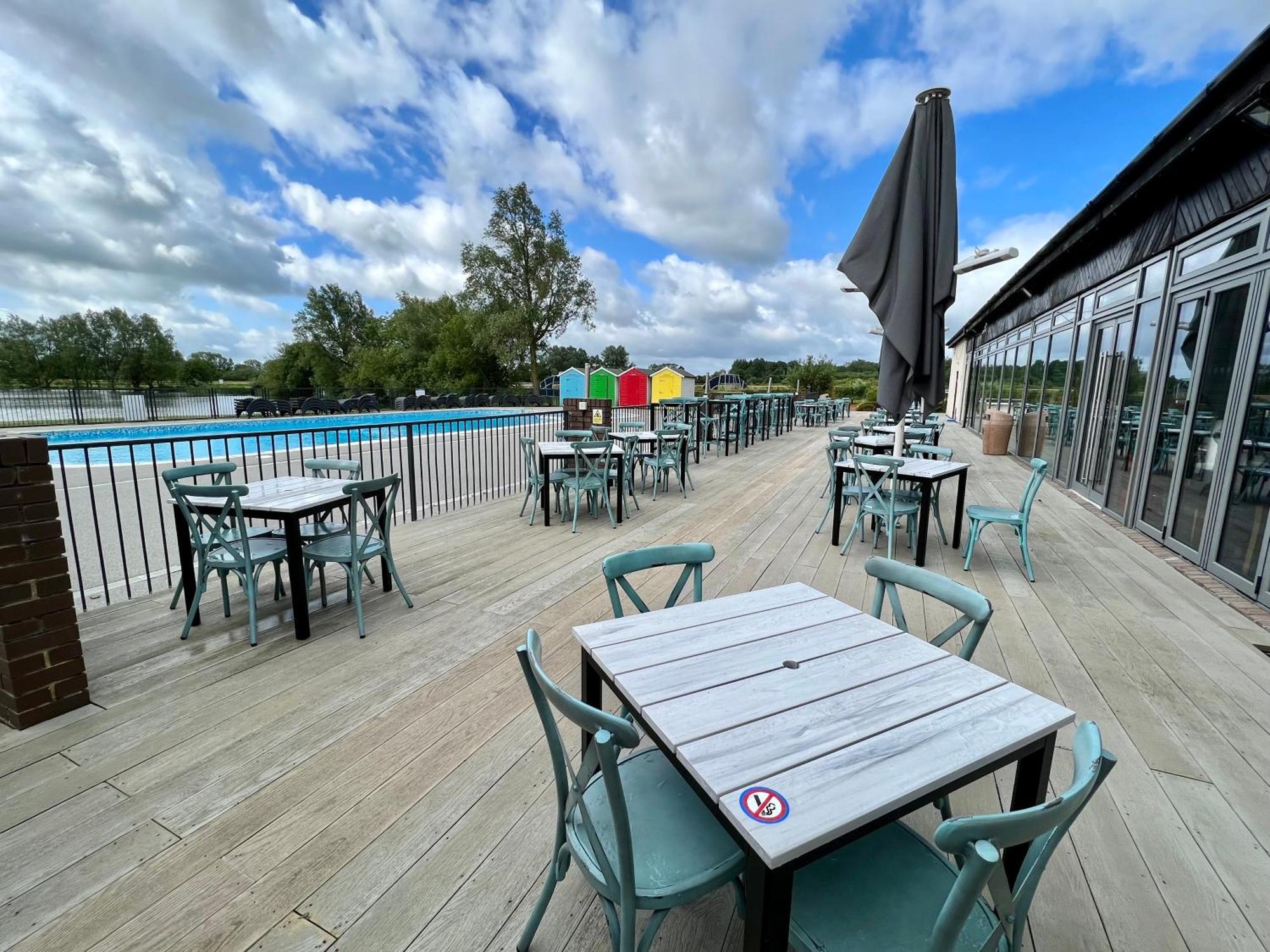 Wildflower, Premium Plus Hot Tub Lodge South Cerney Exteriör bild