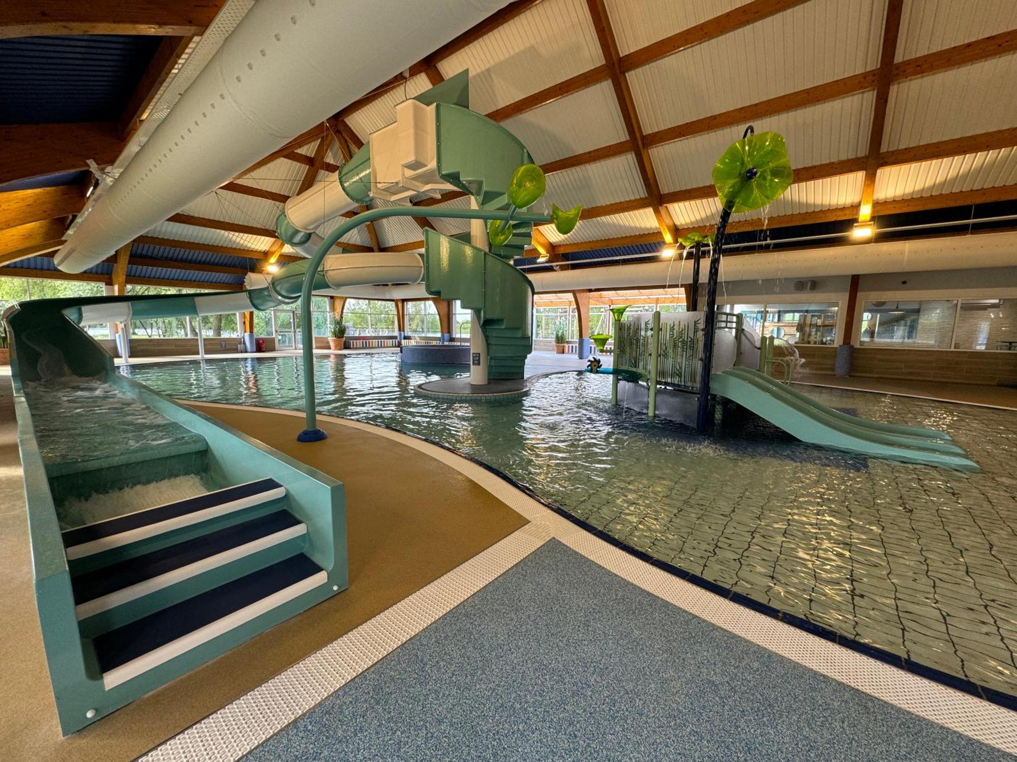 Wildflower, Premium Plus Hot Tub Lodge South Cerney Exteriör bild
